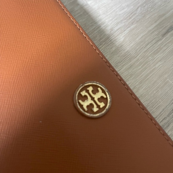 Tory Burch - Tan Leather Wallet with Gold Emblem USED - Picture 2 of 8